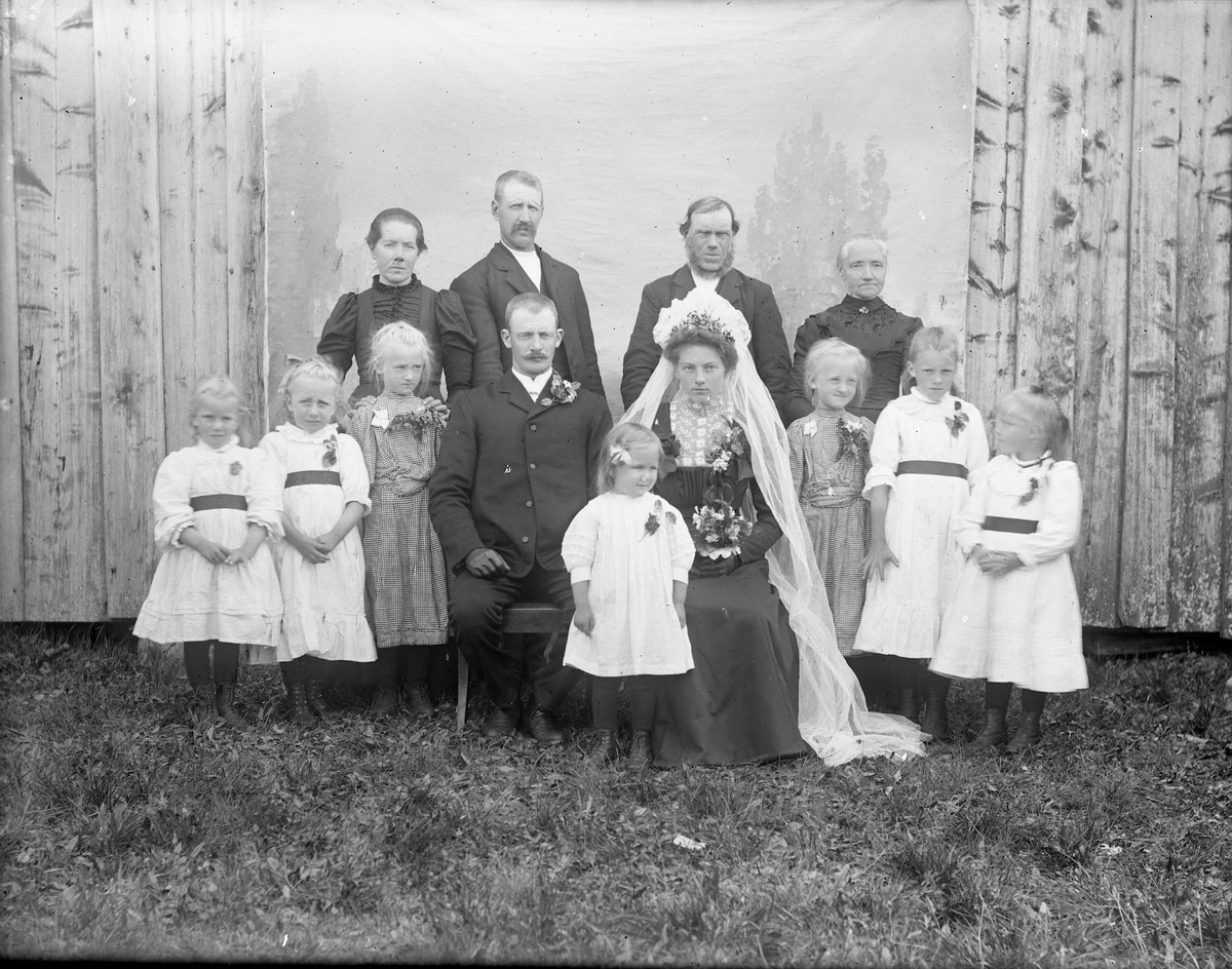Peder J. Bredalslien, brudepar, brudepiker