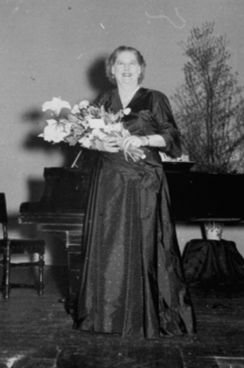 Anno Domkirkeodden, OPERASANGERINNE KIRSTEN FLAGSTAD ETTER KONSERT I FESTIVITETEN, BLOMSTER