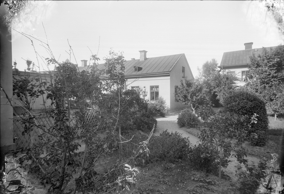 Henri Osti's Fotografiateliér, Bebyggelse i kvarteret Högne, Uppsala 1894