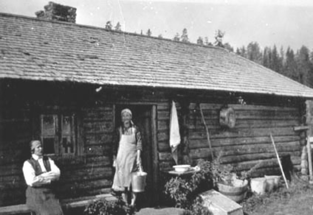 Anno Domkirkeodden, EKSTERIØR: LALUMSVANGEN SETER, GRUPPE: 2 DAMER FORAN, BUDEIE HELSETH, EVINA I DØRA,