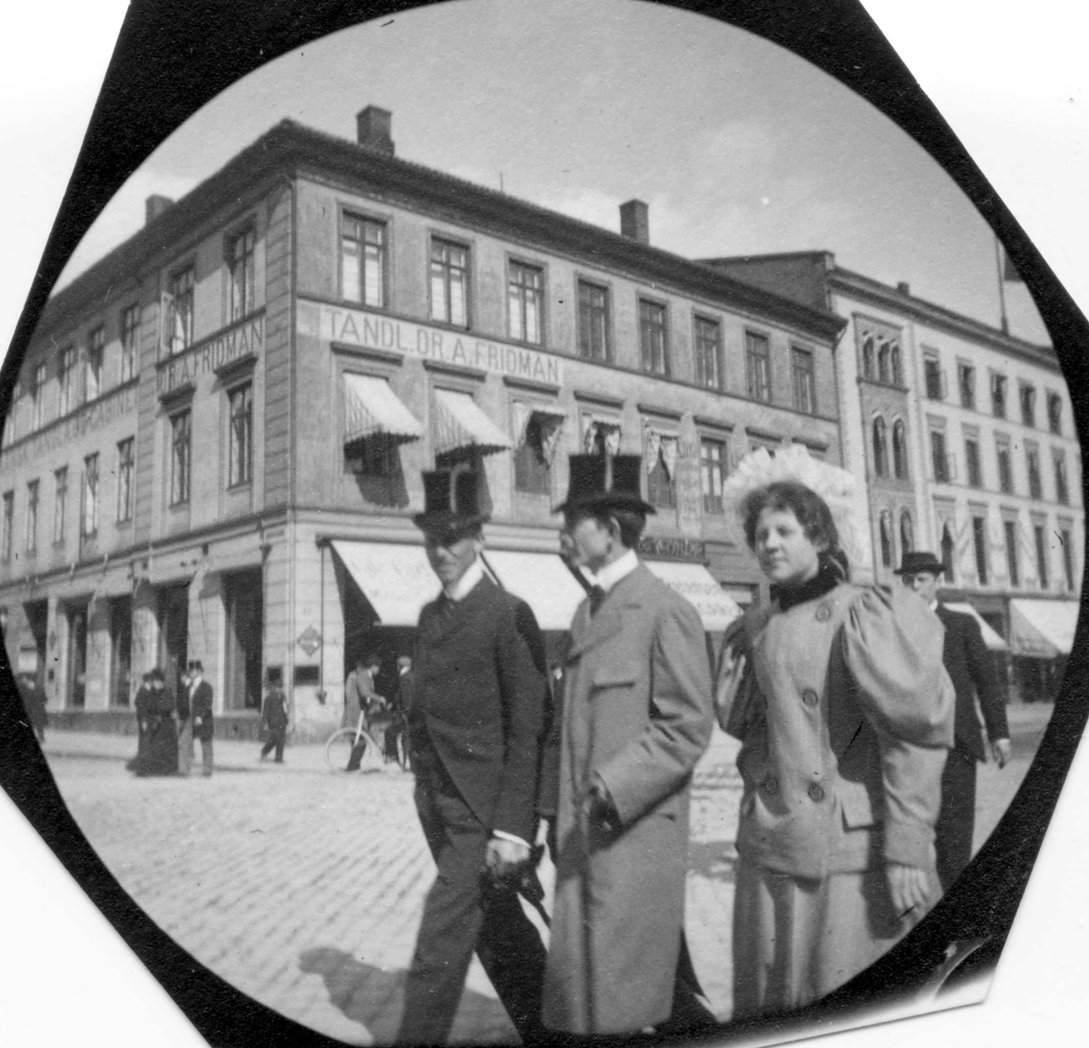 Fredrik Carl Mülertz Størmer, To menn med flosshatt og en kvinne i gatekryss, Oslo.