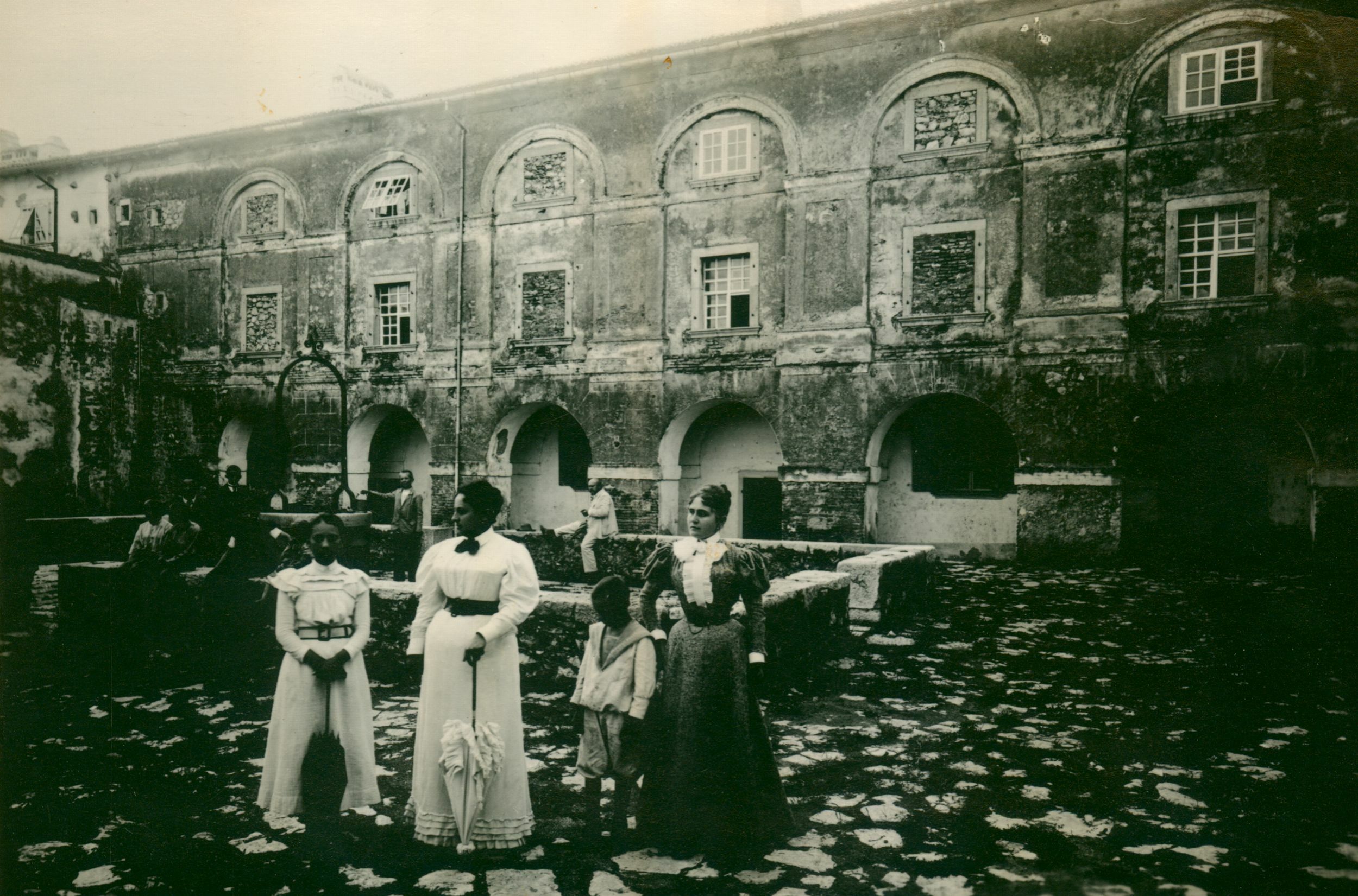 Josip Brunšmid, Kraljevica - grad Frankopana – dvorište s arkadama, poziraju građani