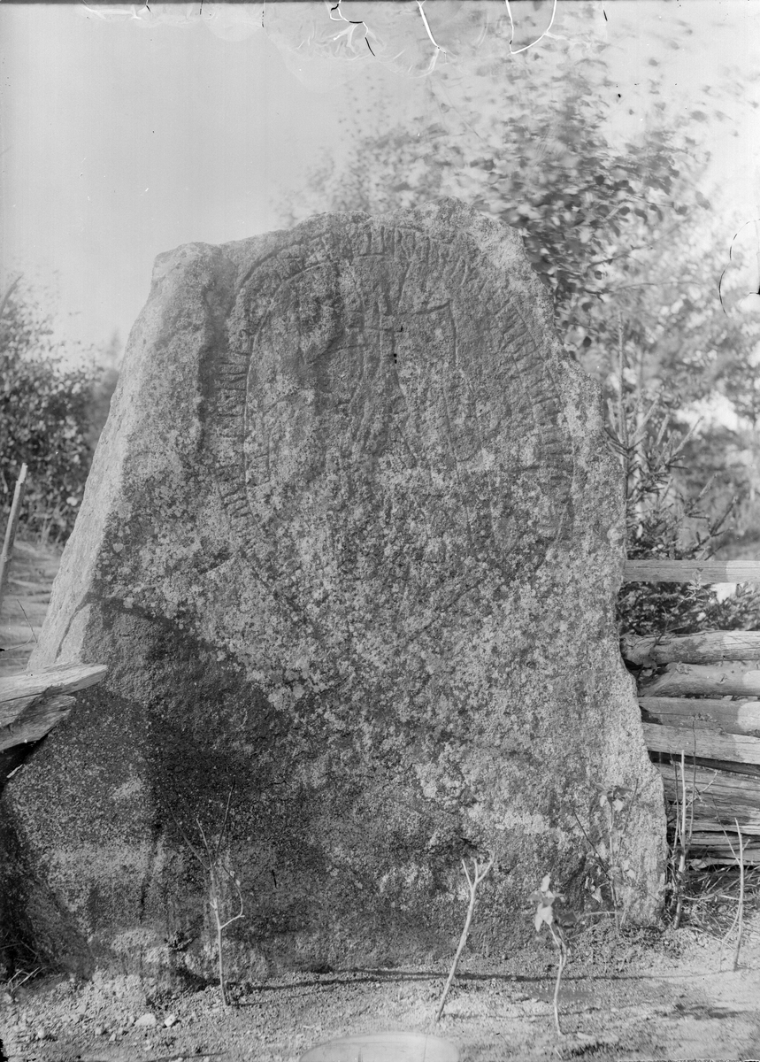 Henri Osti's Fotografiateliér, Runsten U1016 i Fjuckby, Ärentuna socken, Uppland 1897