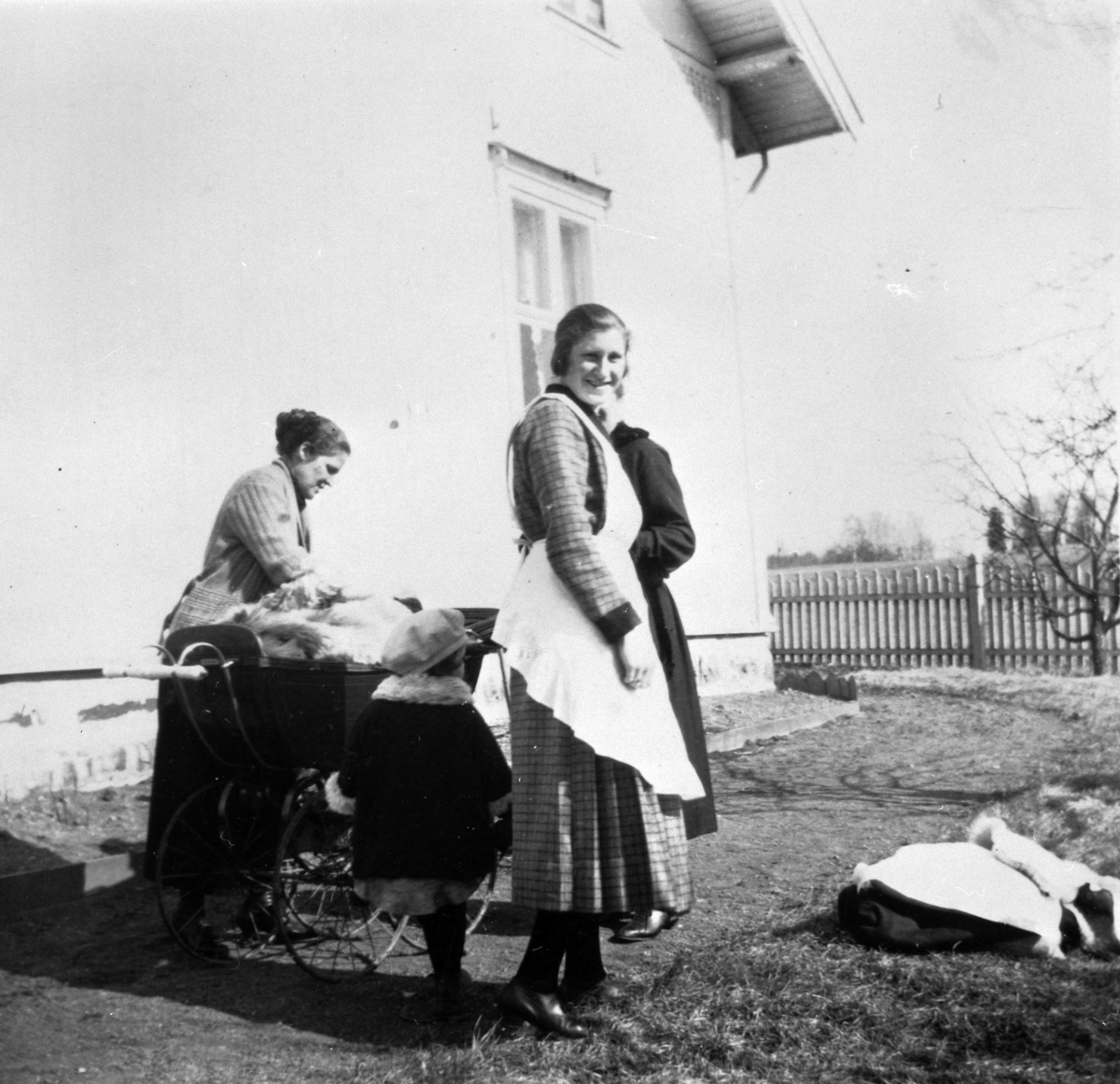 Anno Domkirkeodden, GRUPPE: 3 DAMER VED BARNEVOGN, LITA JENTE MED KÅPE, TIL VENSTRE: ELISABTH DAAE, HUSHJELP ANNA VANGEN, ATLUNGSTAD BRENNERI. Mathea Mikkelsen og hennes datter, Anna Vangen (i hvitt forkle). Arne Frydenlund, f. 01011924 ligger i vogna. i Vallset. Anna gift Larsen bosatte seg i Åndalsnes og døde der i …