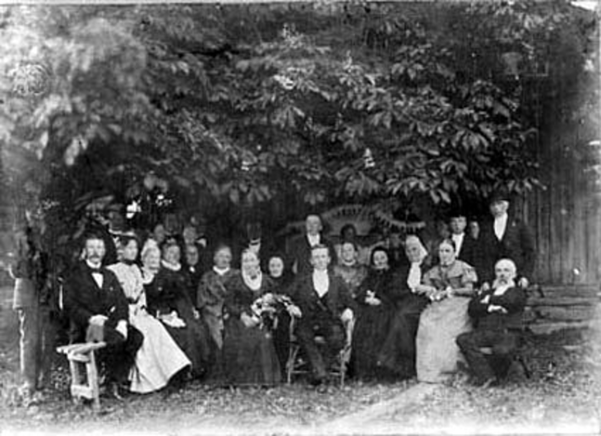 Normann Helger, GRUPPE: STOR FAMILIE, SØLVBRYLLUP KARI POULSEN FØDT LALUM OG KNUD POULSEN, REKSTAD GÅRD.