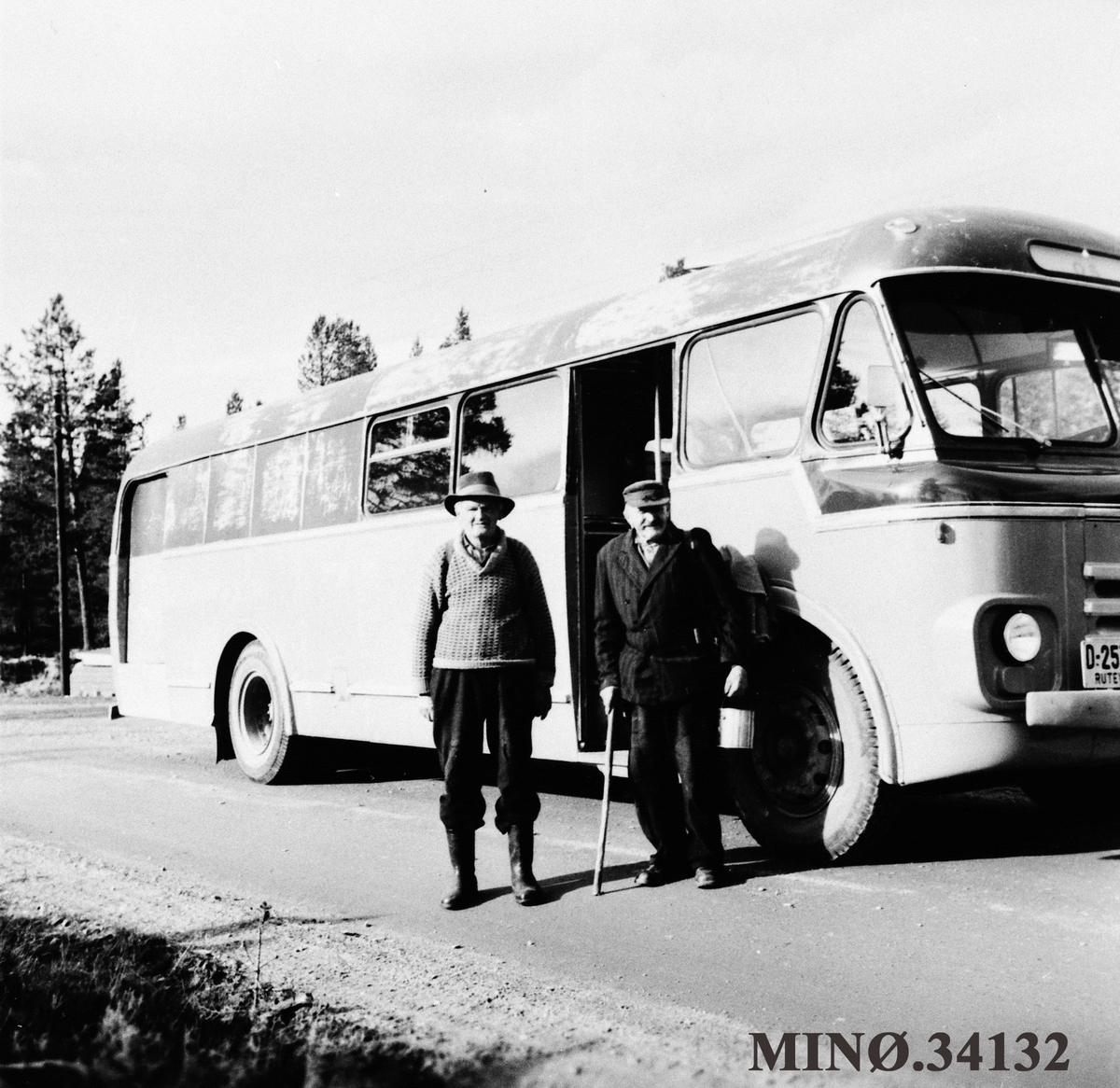 Ukjent, To eldre karer foran buss. Ole Holøien t.v.