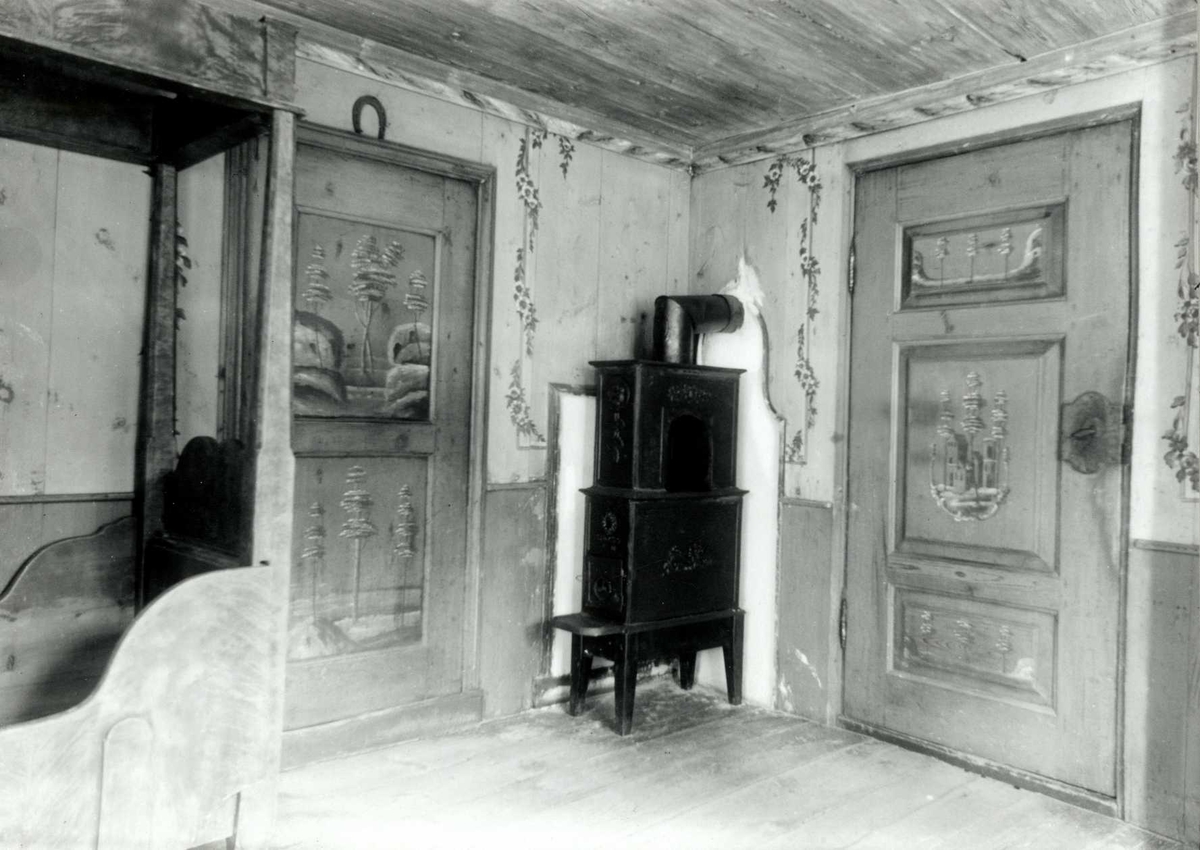 Gisle Midttun, Elisabethstua, Nedre Skjefstad, Elverum, Sør-Østerdal, Hedmark. Interiør med etasjeovn, dekorerte dører og vegger samt seng. Nå på Glomdalsmuseet.
