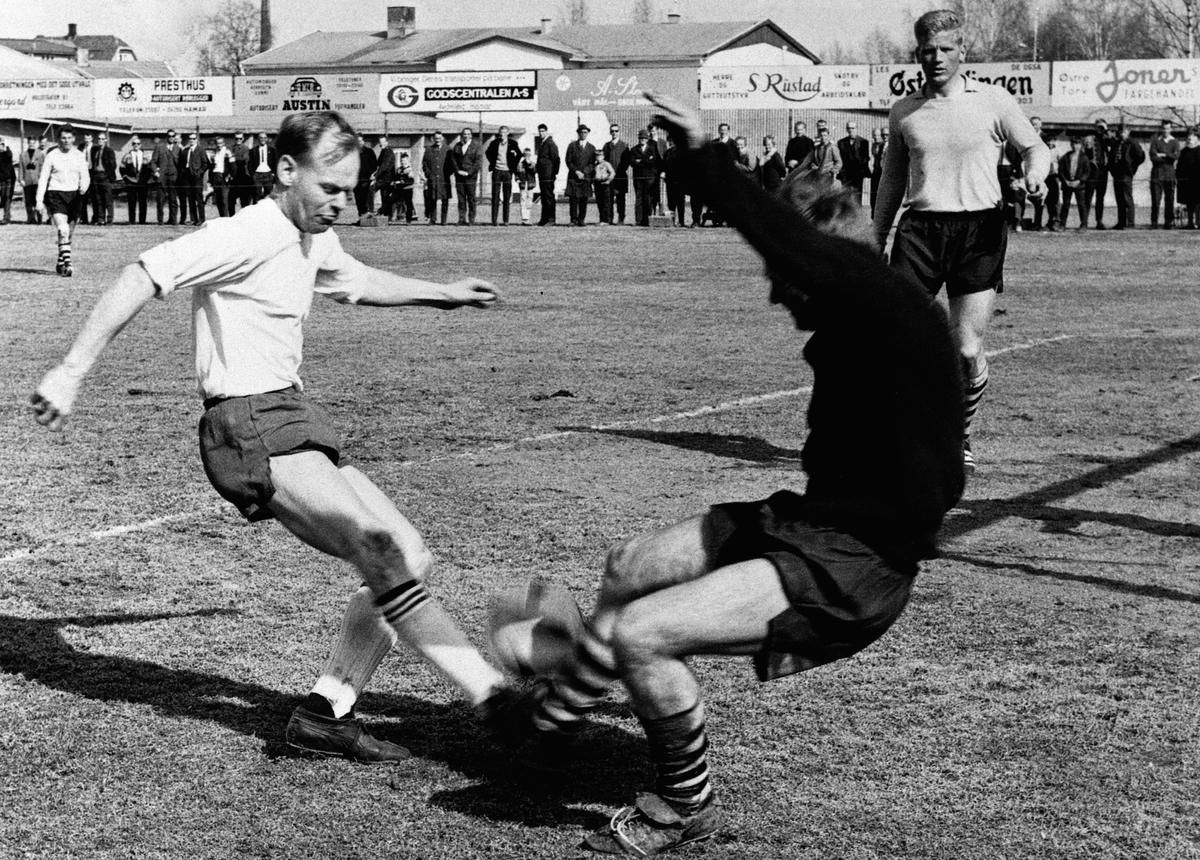 Anno Domkirkeodden, BRISKEBY GRESSBANE. HAM-KAM. FOTBALL KAMP MOT FREMAD (LILLEHAMMER) KNUT ERIKSEN OG FREMADS KEEPER.