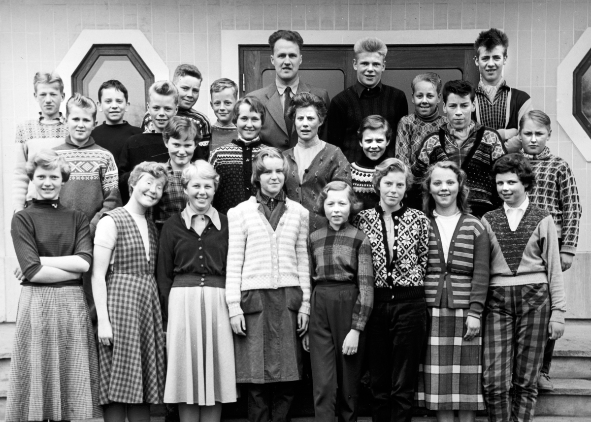 Normann Helger, Stange skole. Skoleklasse 1957. 1. rekke f. v. Kari Boden, Anne Lise Michelson, Anny Pedersen, Marte Gjerlaug, Johanne Prestaasen, Grethe Engebakken, Solvår Johansen, Turid Ust. 2. rekke f. v. Bjørn Fjæstad, Inger Heggelund, Berit Jensen, Åse Kaspersen, Anne Grethe Jensen, Kjell Enger, Erling Janse…