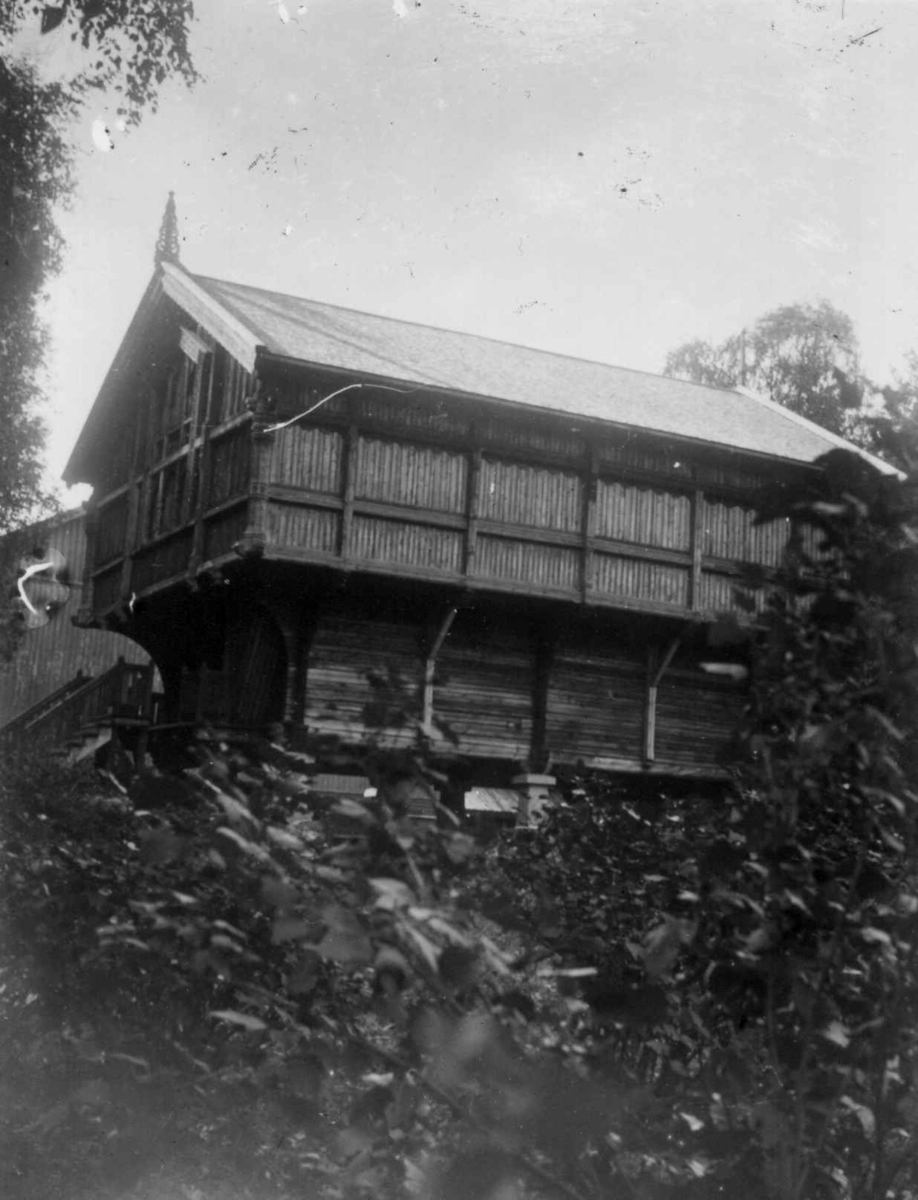 Fredrik Emil Faye, Dal gård, Ullensaker. Stabburet, muligens ca. 1880. Fra serie fotografert av kammerherre Fredrik Emil Faye (1844-1903), gårdens eier.