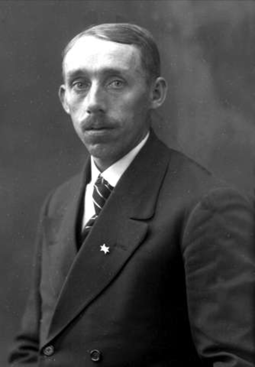 Gustav Borgen, Portrett, mann i dress med bart. Hans Halvorsen.