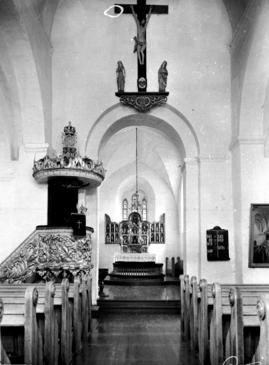 Anno Domkirkeodden, Interiør fra Ringsaker kirke. Mot prekestolen og alteret.
