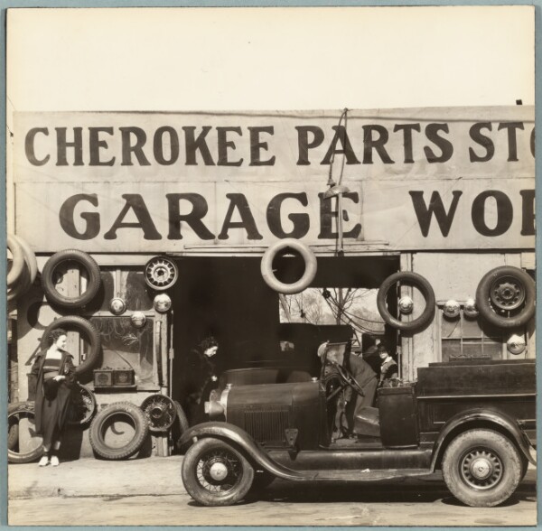 Walker Evans, Garage in Southern City Outskirts / Garage, Atlanta, Georgia