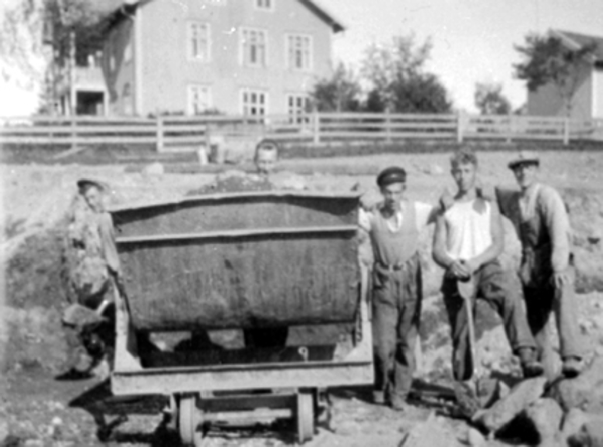 Anno Domkirkeodden, OPPARBEIDELSE AV BRISKEBY GRESSBANE, DUGNAD MED BOGGIEVOGN PÅ SKINNER, NR 1 FRA VENSTRE: LEIF HANSEN, NR. 4: ROLF SANDER KRISTIANSEN, HAM-KAM