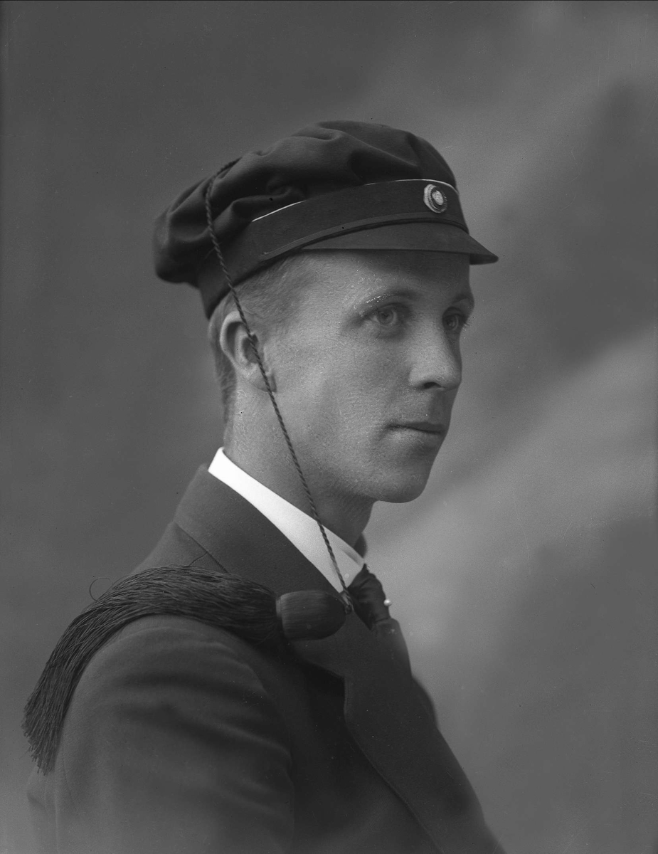 Gustav Borgen, Portrett, mann med studentlue. Student Rolf Dammann.