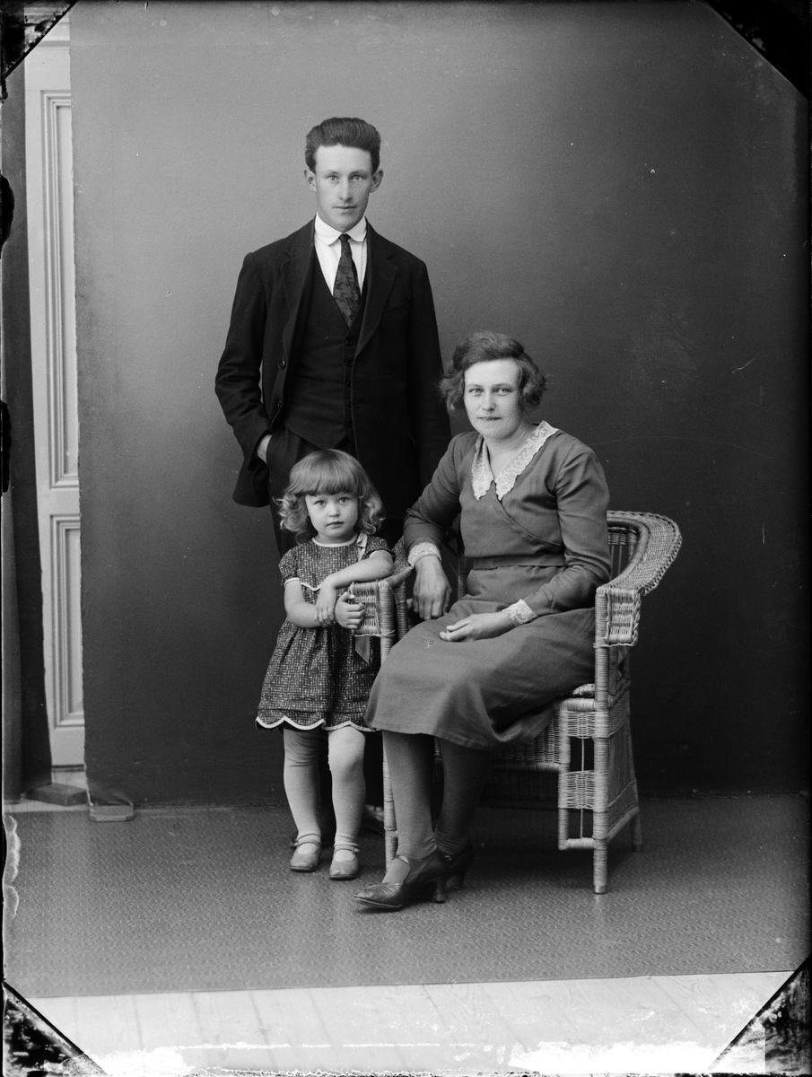 Skötsner-Edhlund, Ateljé portrait - family Pettersson from Mogården, Börstil parish, Uppland