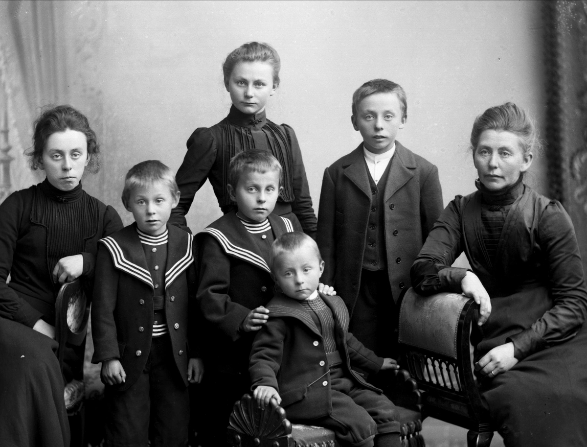 Gustav Borgen, Bak, stående: Ingrid Magnesen. Fra venstre foran: Maria Magnesen, Bjørn Magnesen, Alf Magnesen, Magne Magnesen og sittende på stol helt i forkant er Hugo Magnesen. Helt til høyre er Gusta Magnesen.