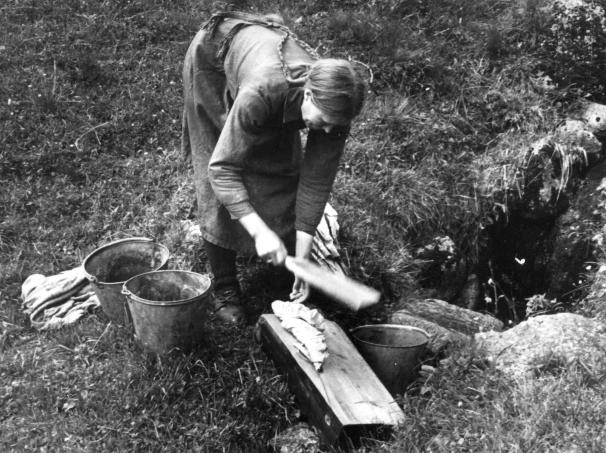 Anna Grostøl, Valle 1939. Eli Åmli banker klær for å henge til tørk.