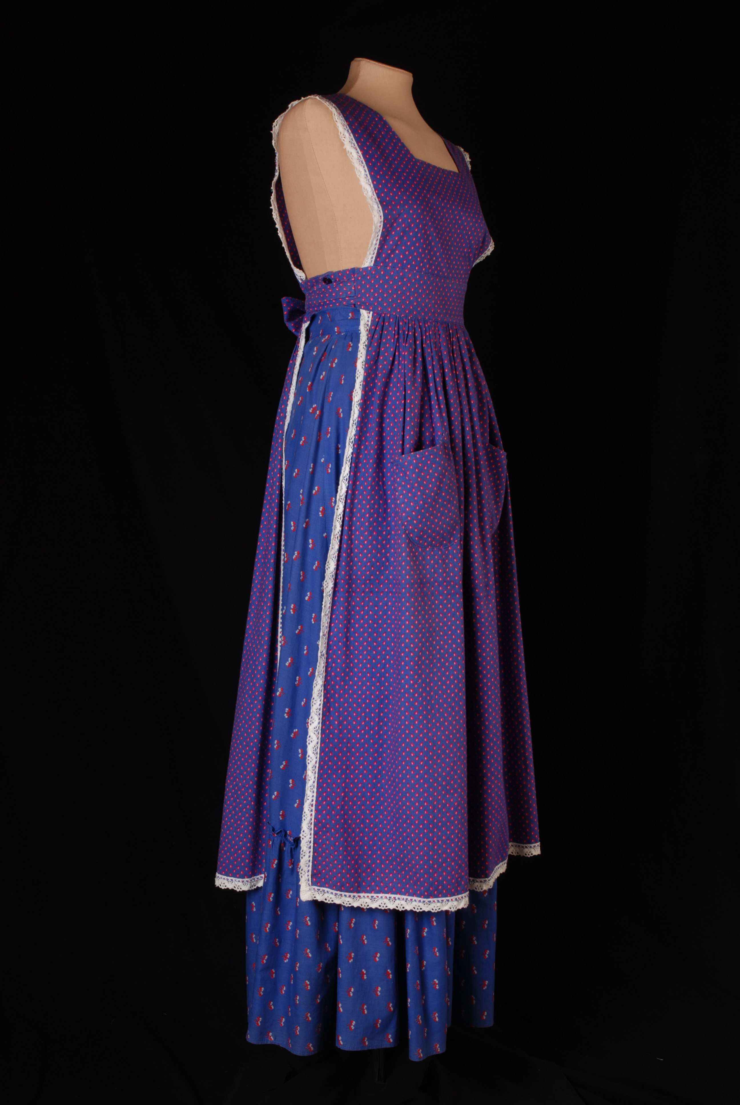 Unknown artist, Laura Ashley japon bestaande uit een rok en een schort