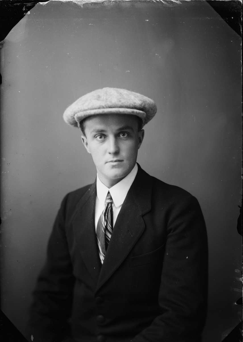 Skötsner-Edhlund, Man with a Screencap, Östhammar, Uppland
