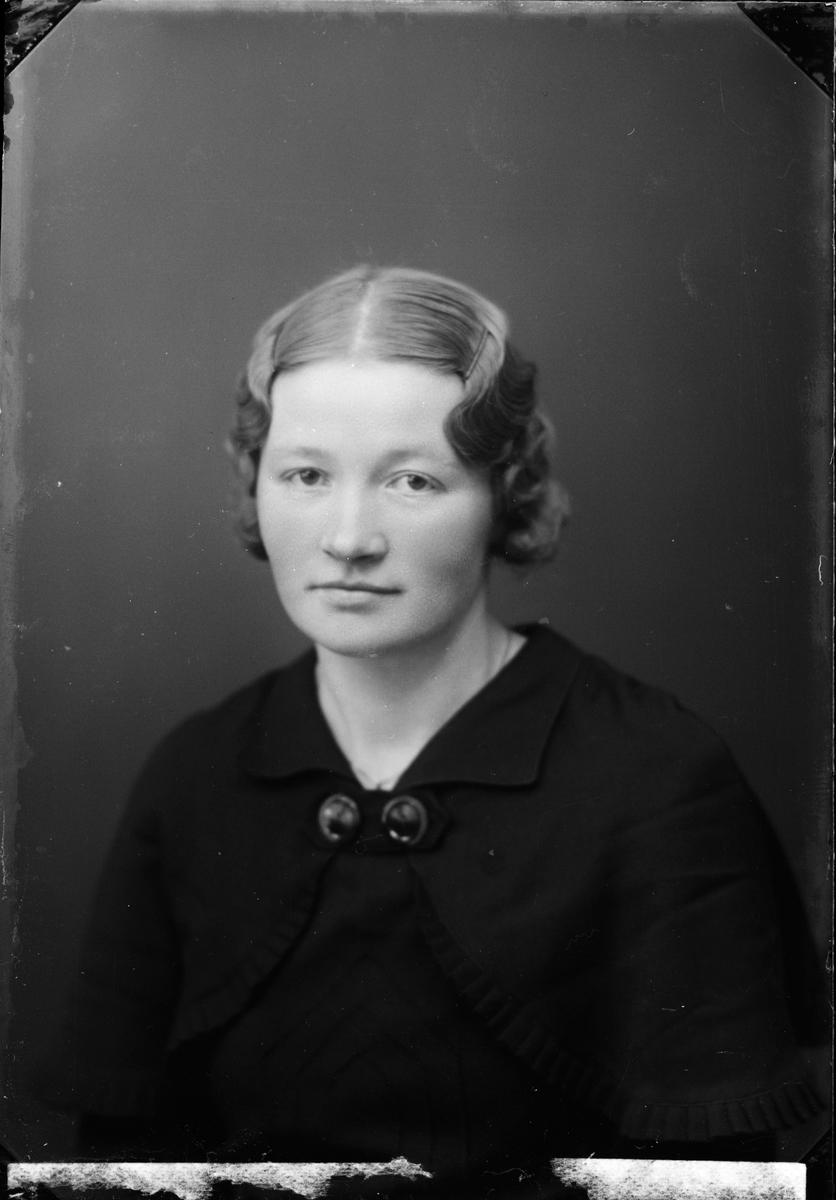 Skötsner-Edhlund, Ateljéporträtt - Astrid Eriksson från Hallunda, Hökhuvuds socken, Uppland