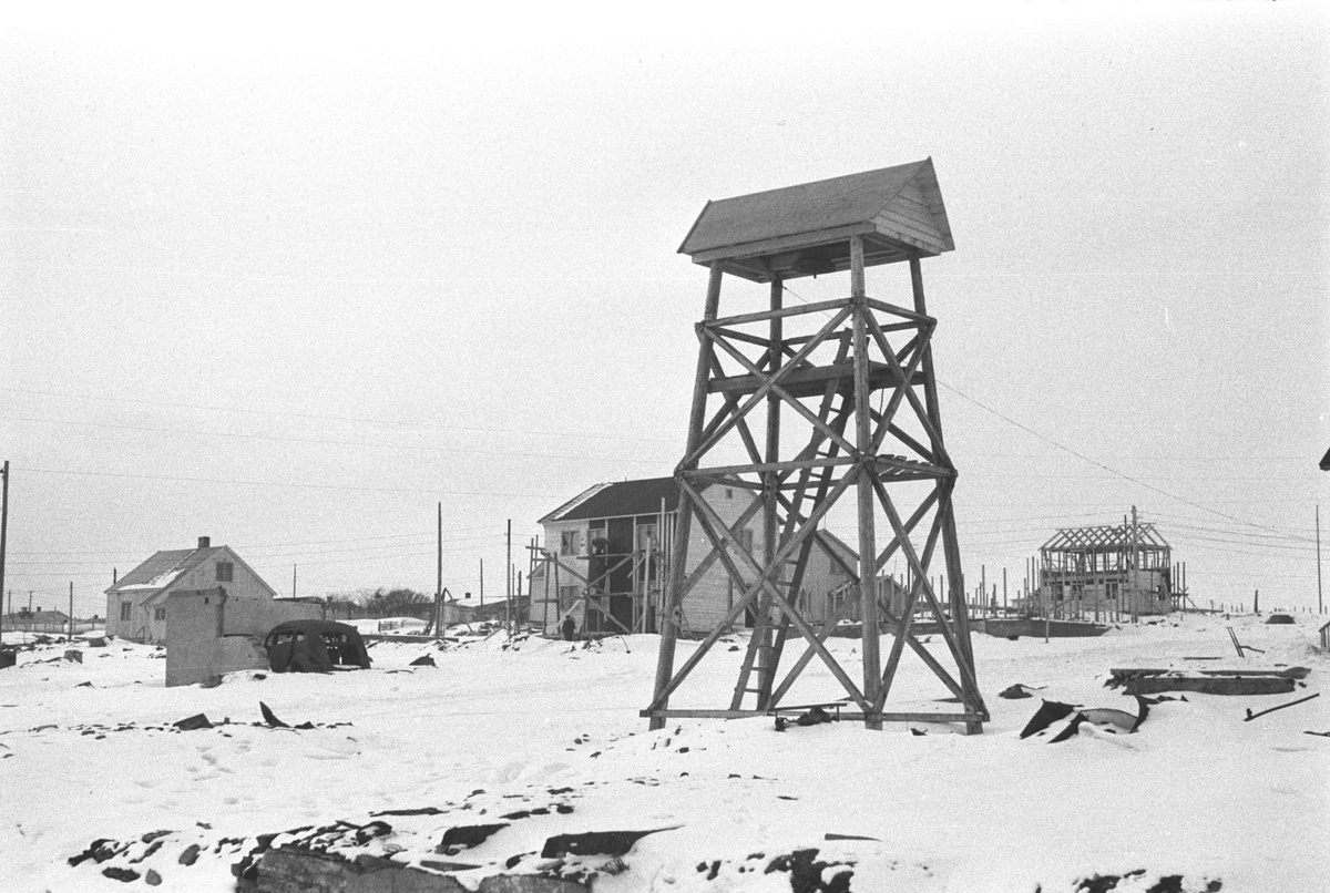 Ola Hanche-Olsen, Gjenreisning. Varseltårn med alarm for flyangrep i Vardø eller Vadsø. Bolighus bygges i bakgrunnen. Påske 1947.