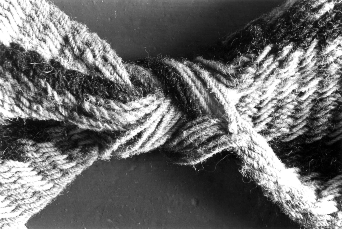 Anna Grostøl, Detalj av midten av et muddskjerf. Brekken eller Røros, Sør-Trøndelag 1938.