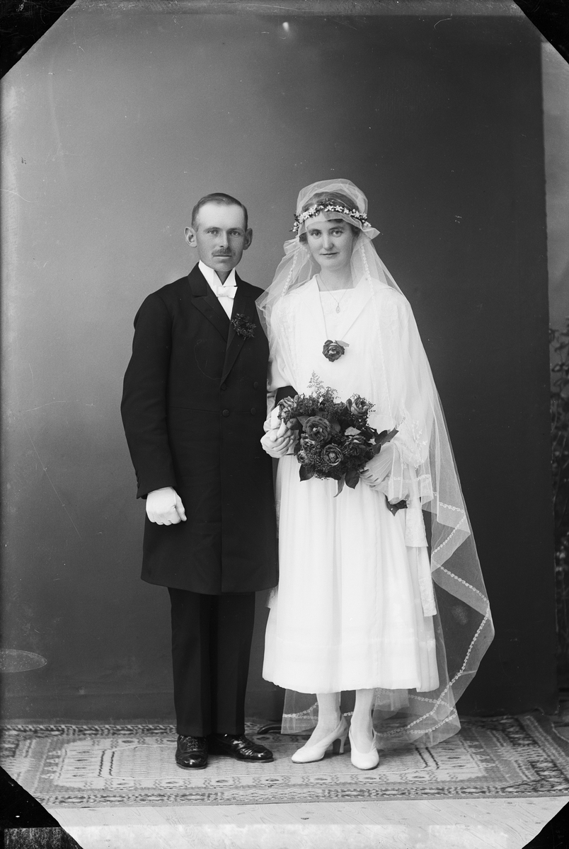 Skötsner-Edhlund, Ateljé Portrait - the Bridal Couple Claesson from Nolsterby, Börstil parish, Uppland 1923