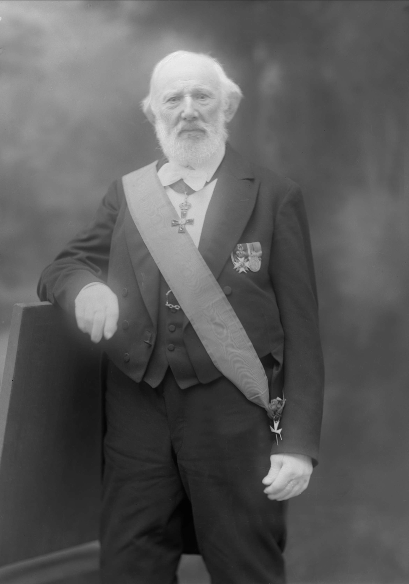 Gustav Borgen, Portrett, S.H. Lundh (Sverrer Hakon), gift 1867 med Sophie f. Warmuth. Han var forretningsmann, maskin- og konsulentforretning. Mann i dress med medaljer og ordener.