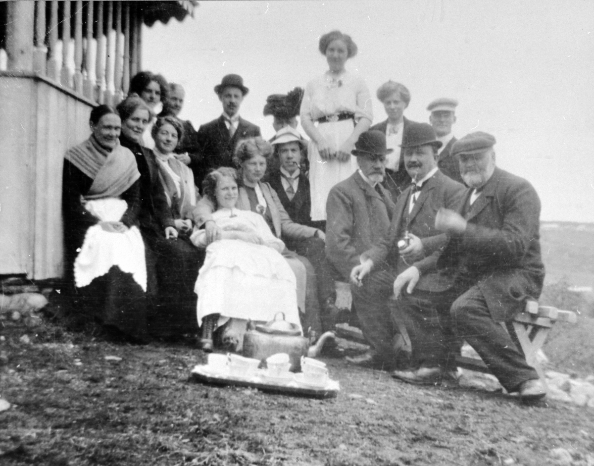 Anno Domkirkeodden, Kaffeutflukt ved lysthuset på Simenstad gård, Veldre, Ringsaker. Ingen navn.