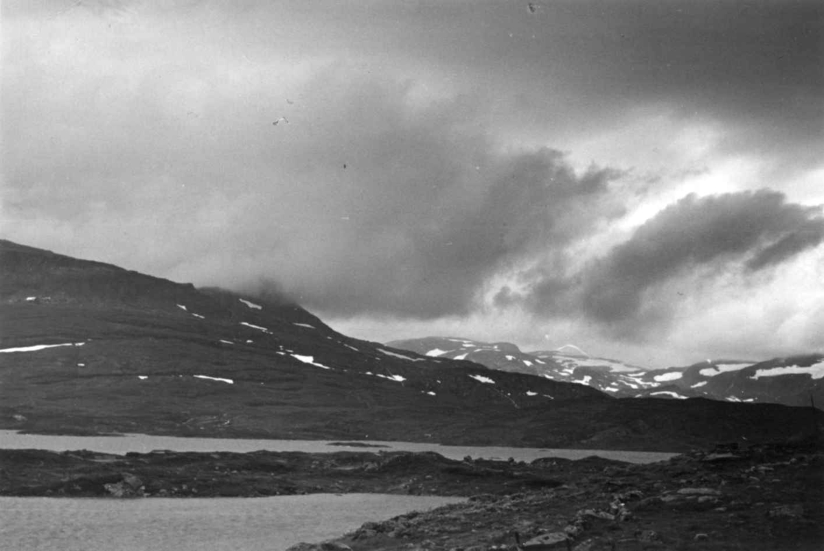 Anna Grostøl, På fjellet vest for Haukelisæter i tordenvær. Hordland 1939.