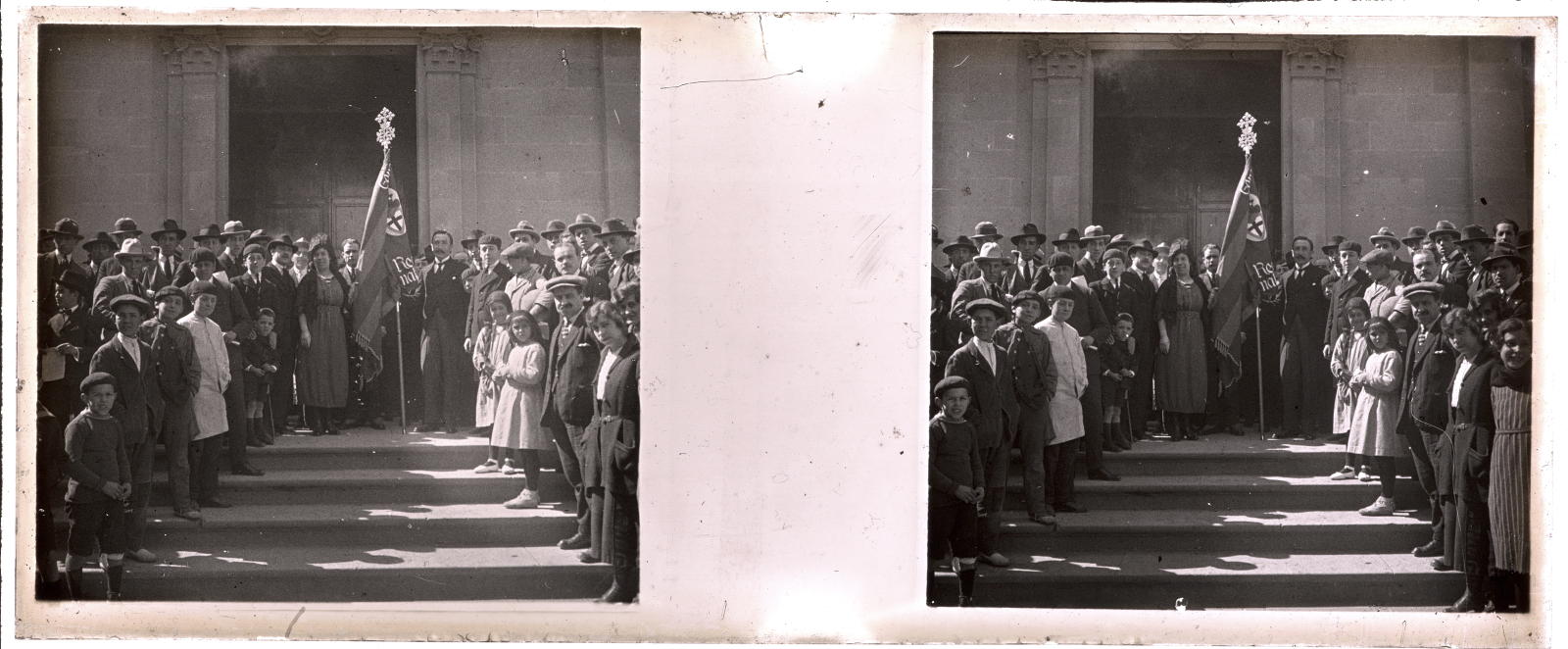 Desconegut, [Group of people in the church of St. Vincent de Sarria]
