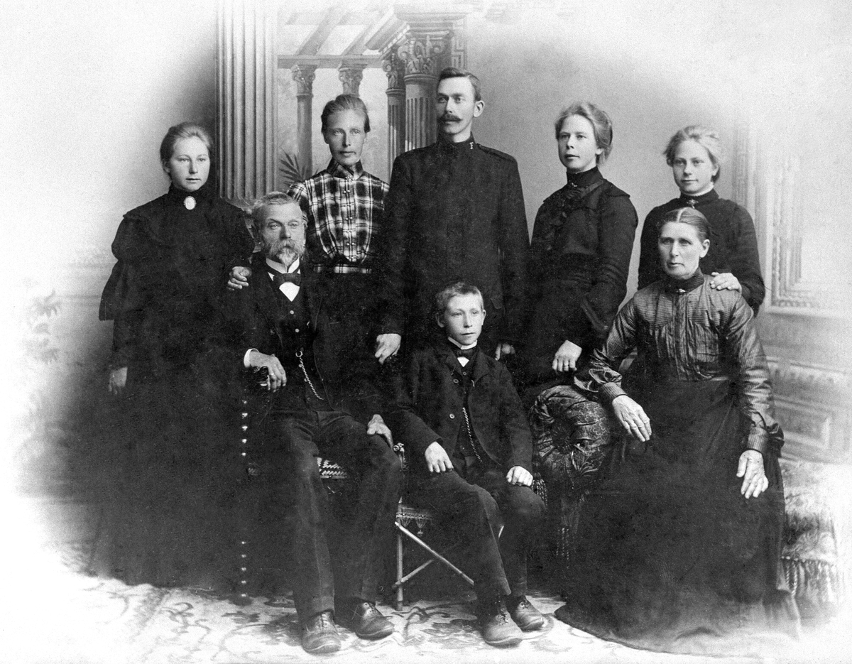 Anno Domkirkeodden, GRUPPE: 8, ANDREAS PETTERSBAKKEN OG JOHANNE PETTERSBAKKEN MED BARNA, BAK FRA VENSTRE: JULIE, KAREN, ANTON, EMMA, ANNA, ADOLF I MIDTEN, PETTERSBAKKEN