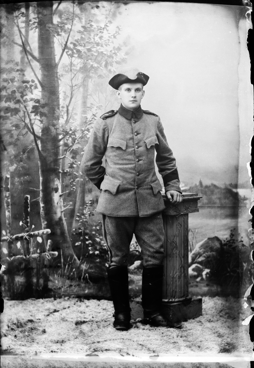 Skötsner-Edhlund, Ateljéporträtt - Helmer Eriksson från Gimo, klädd i uniform, Skäfthammar socken, Uppland