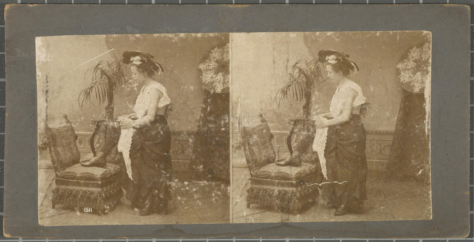 Desconegut, [woman climbing the media]