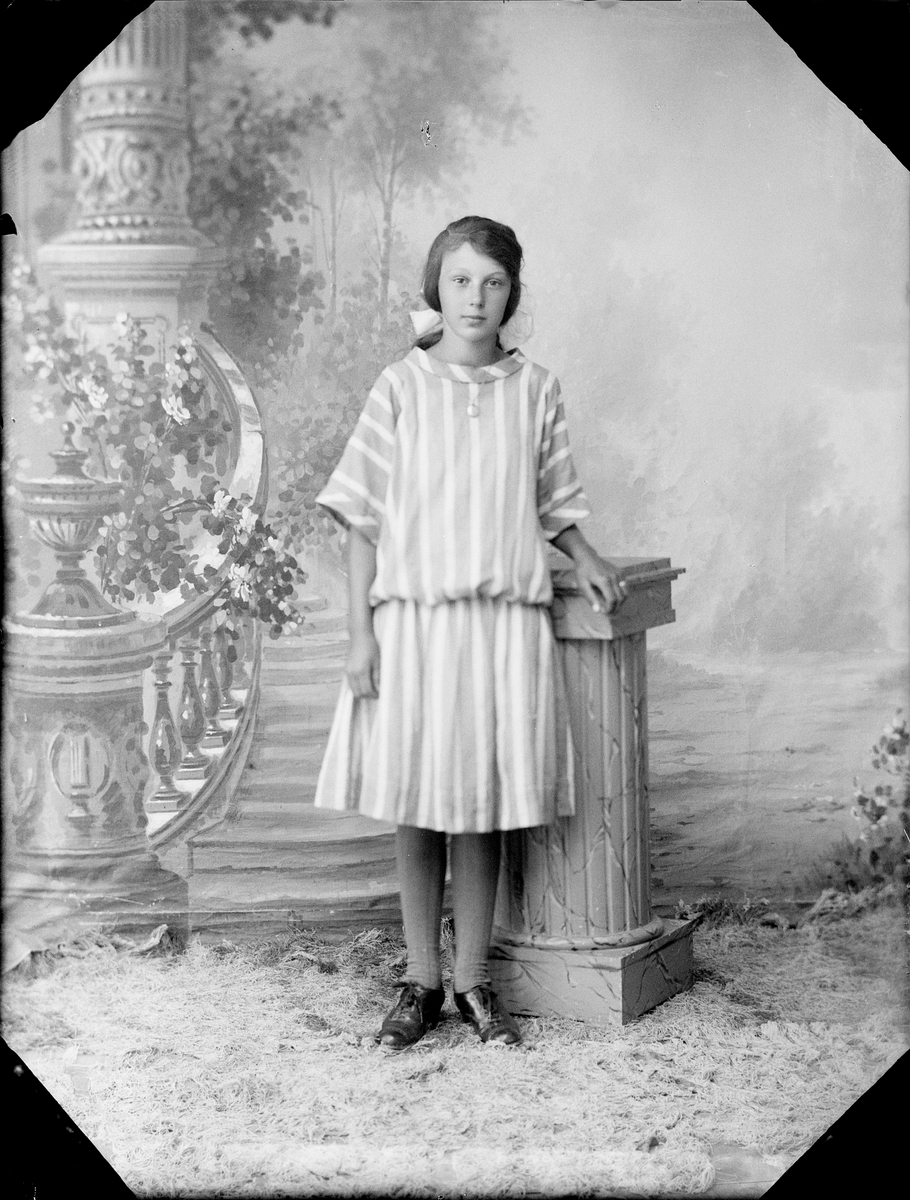 Skötsner-Edhlund, Ateljéporträtt - Marry Tegelberg från Rovsätra, Valö socken, Uppland 1923
