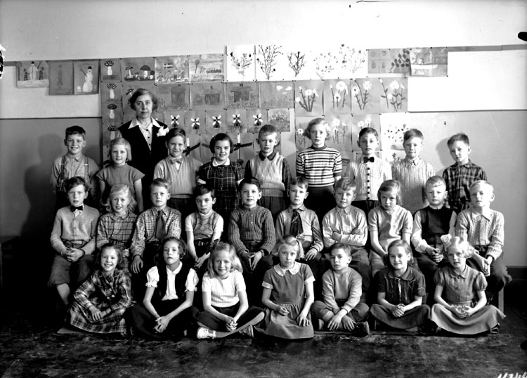 Sven Lindskog, Olaus Petriskolan, klassrumsinteriör, 26 skolbarn med lärarinna fru Eva Dahlen. Klass 2b, sal 4.