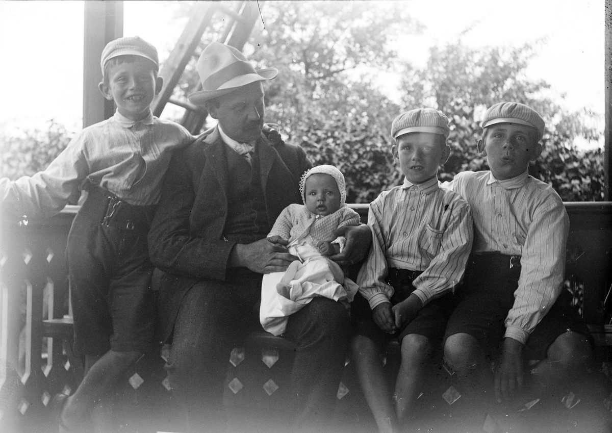 Okänd,, Ruben Liljefors med barnen Roland, Alf, Ingemar och Marit, sitter ute på verandan, sannolikt i Sverige