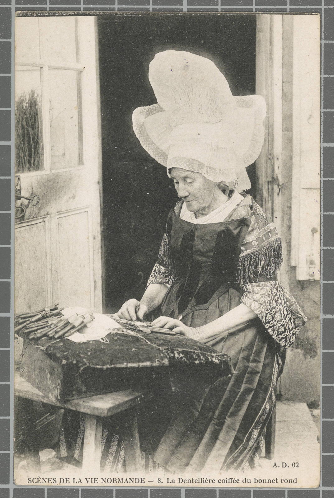 Desconegut, Scenes de la vie normande - 8. La Dentellière coiffée du bonnet rond
