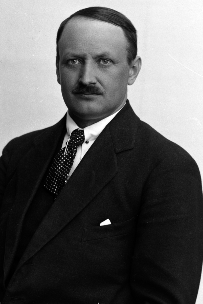 Christian Grundseth, LARSEN KONTORIST, HALVFIG. , MANN, 29364