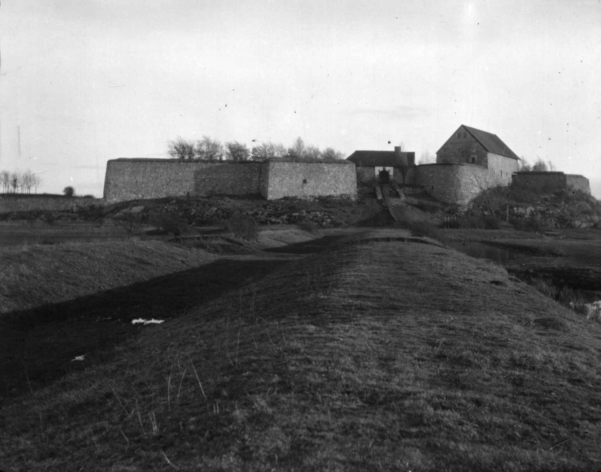 Hermann Christian Neupert, Postkort. Kongsten Festning, Fredrikstad. Anlagt 1670-1699. Porten merket 1685. Voller i forgrunnen.