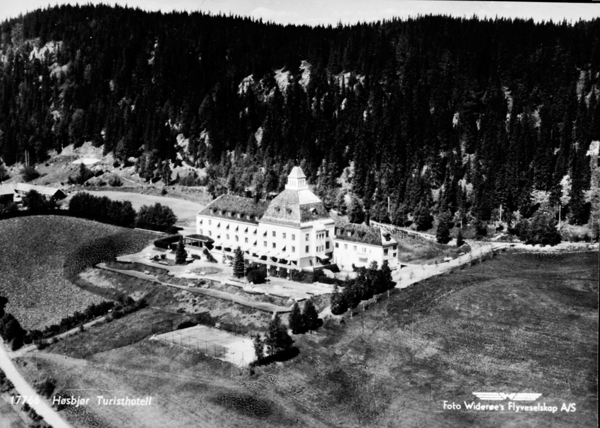 Widerøes Flyveselskap A/S, Eksteriør, Høsbjør turisthotell, Furnes, flyfoto.