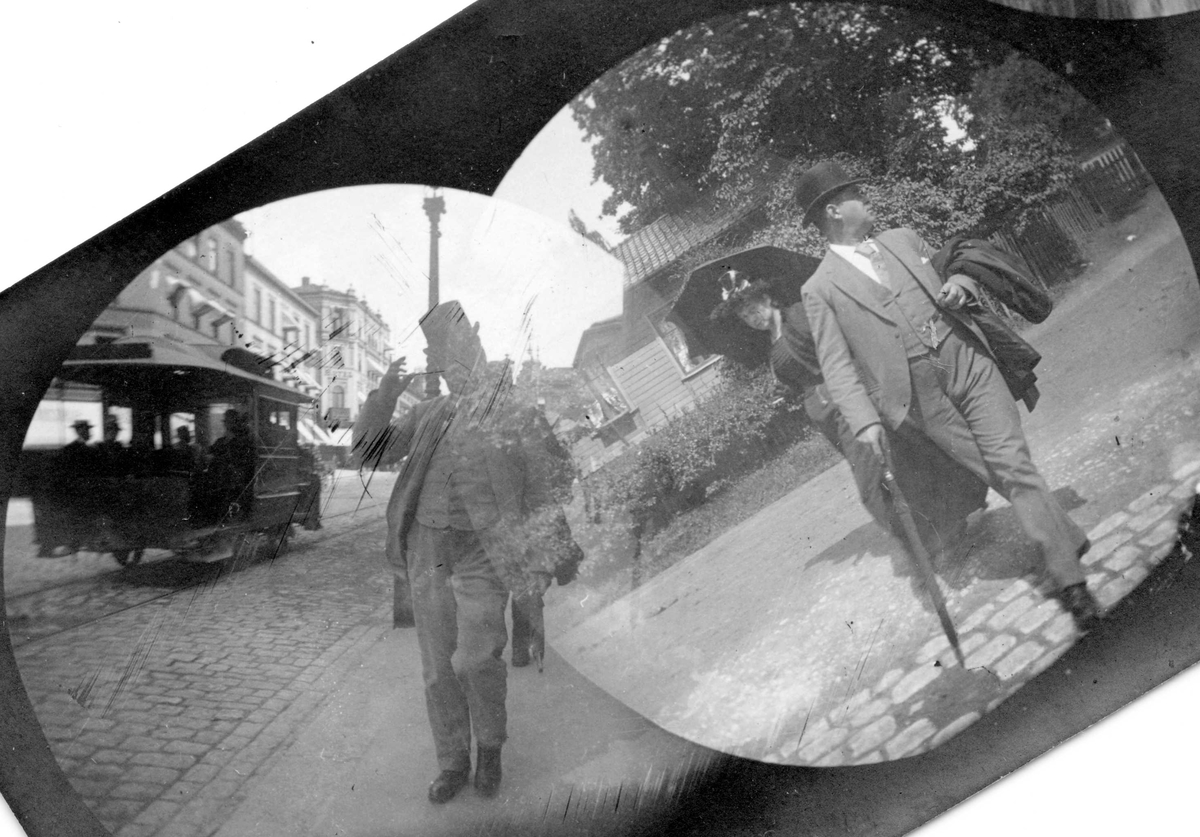 Fredrik Carl Mülertz Størmer, Adjunkt Andreas Blom spaserer på fortau i bygate. Hestetrikk, ant. på Karl Johans gate, Oslo.