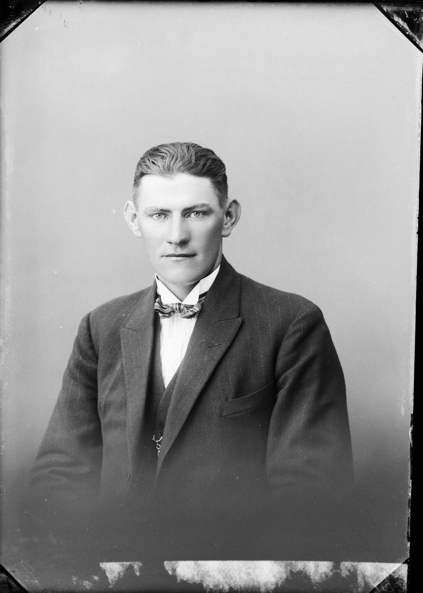 Skötsner-Edhlund, Ateljé Portrait - Klas Andersson of Risinge, HökA, Uppland 1926