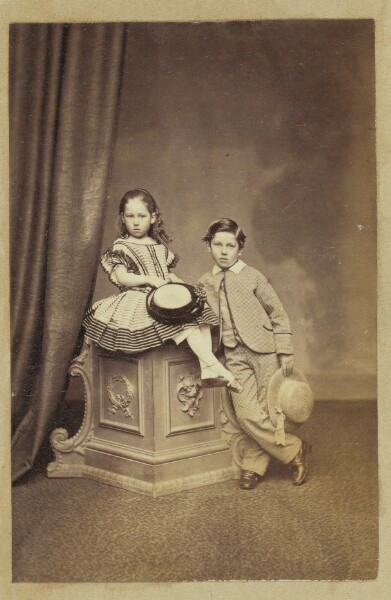 Unknown, [Portrait of two children posing with pedestal]
