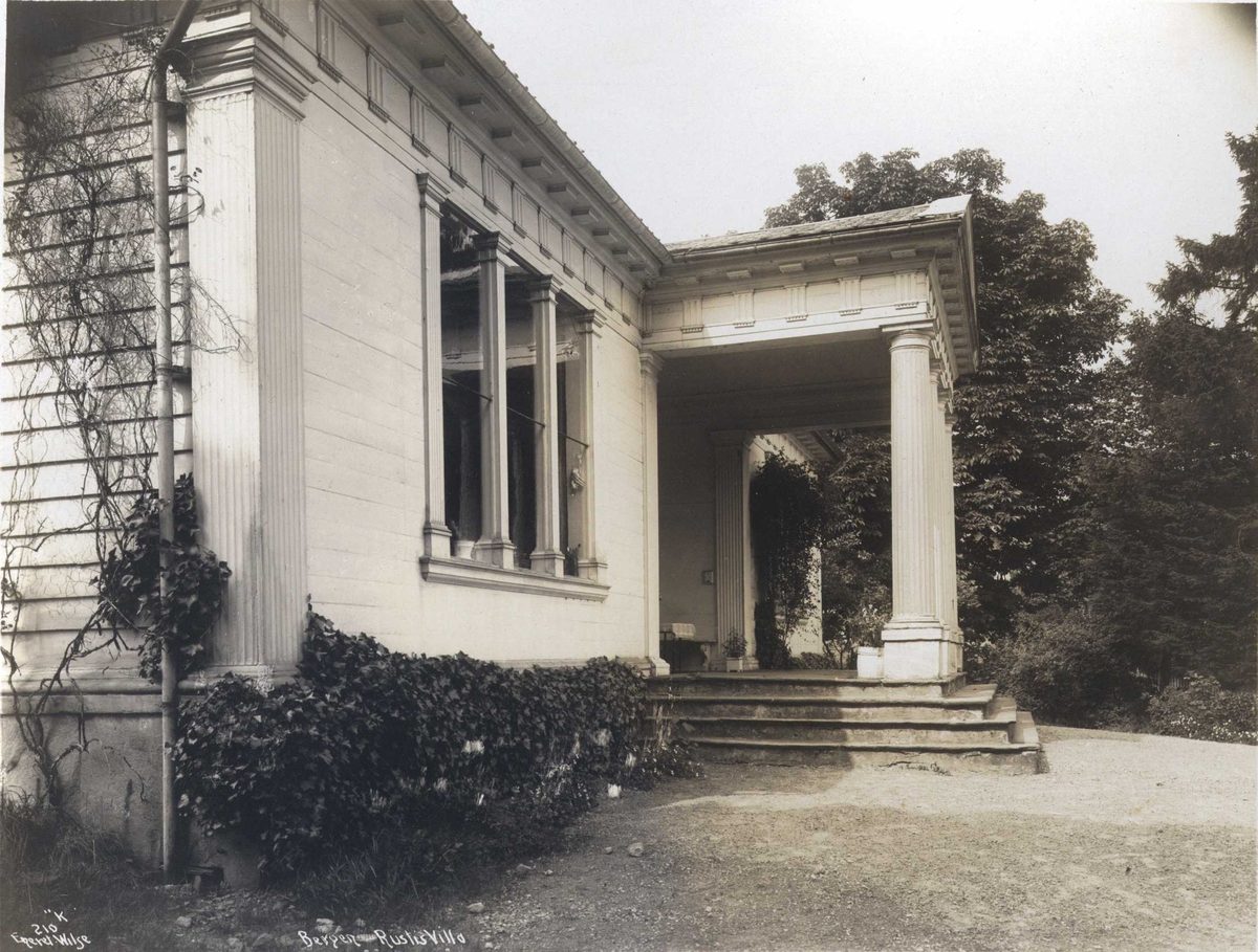 Anders Beer Wilse, Rustis villa, Bergen, Hordaland. Fotografert 1912.
