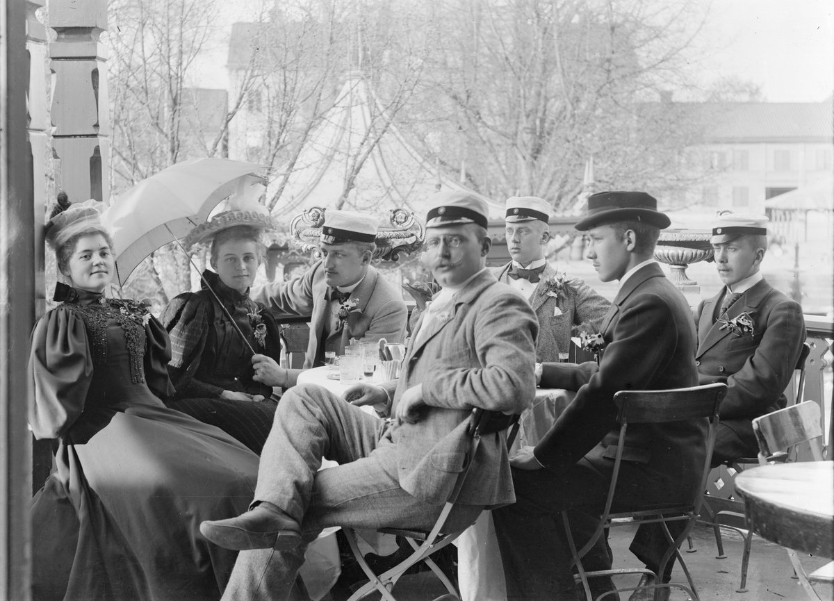 Henri Osti's Fotografiateliér, Unga kvinnor och män på restaurang Flustrets veranda, Uppsala 1896