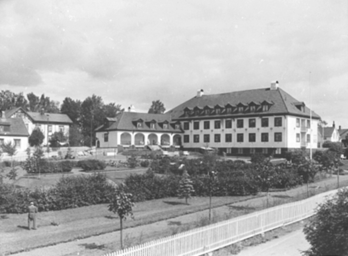 Anno Domkirkeodden, EKSTERIØR GAMLEHJEMMET, BAKGÅRD, HAGE, MANN MED GRESSKLIPPER