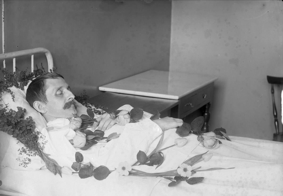 Gustav Borgen, Post mortem-fotografi. Død mann i seng.