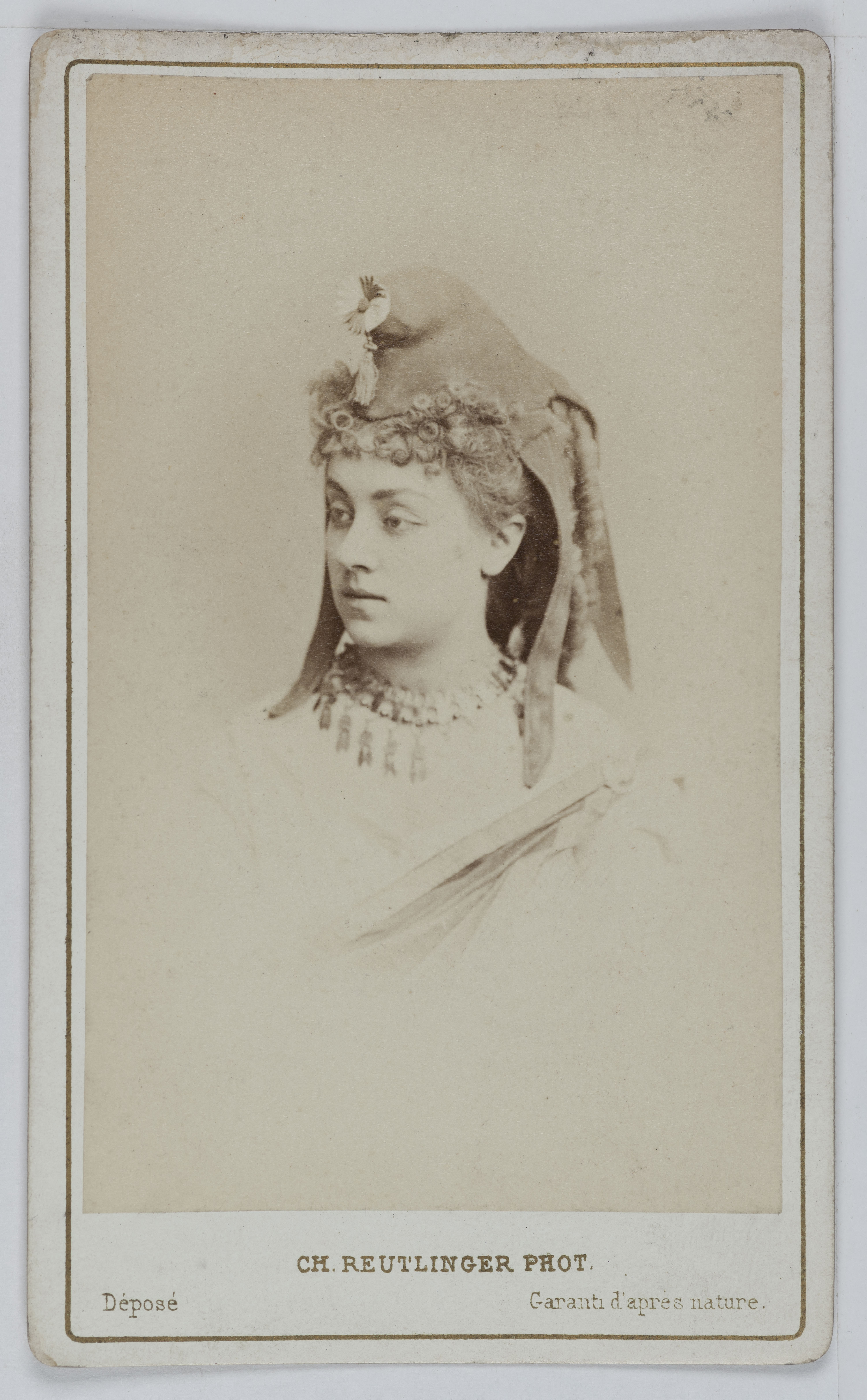 Charles Reutlinger, Portrait de Raymonde, actrice au Théâtre des Bouffes Parisiens en 1868 et au Théâtre du Palais Royal en 1880.